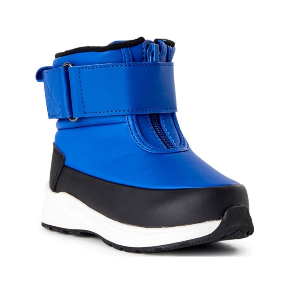 Toddler size 7 snow boots, blue.
